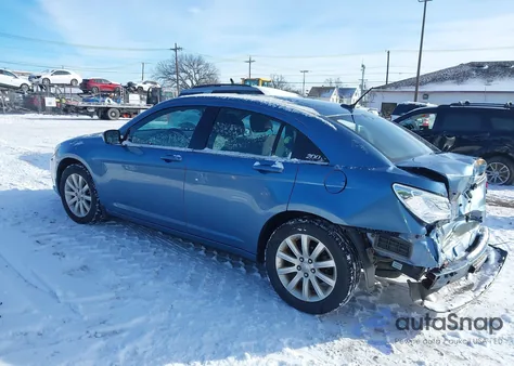 2011 Chrysler 200 Touring z USA, uszkodzony, nr VIN 1C3BC1FB3BN576836